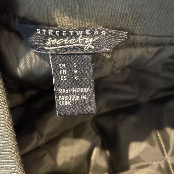 Green Bomber Jacket 🤍 - Picture 5 of 7